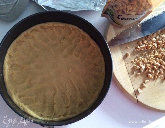 Вот тесто мы распределили по форме, формируем аккуратненькие бортики. Теперь сверху присыпаем арахисом. Арахис ТМ «Семушка» полностью готов к употреблению, слегка солененький, именно то, что надо! Но, честно сказать, тут я не удержалась и присыпала орешки крупной морской солью. Буквально 1 щепотка, но она так здорово подчеркнула арахисовый слой!