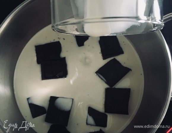 Шоколад темный, поломав на кусочки, отправляем в сотейник на огонь растапливаться. В данном рецепте растапливать будем шоколад с молоком, значит вливаем к шоколаду полстакана молока.