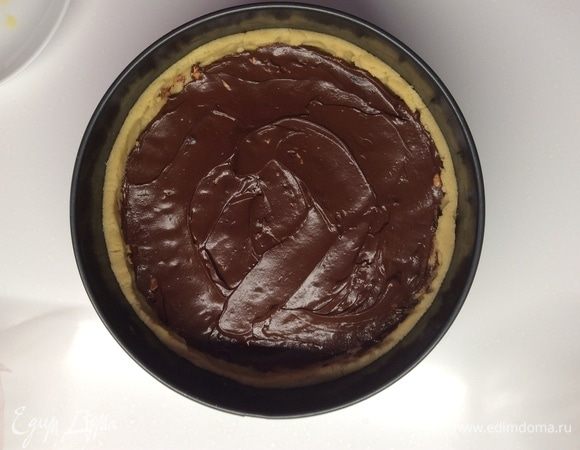 Как только шоколад растопился, равномерно наносим его на песочно-ореховую основу и убираем на полтора часа в холодильник.