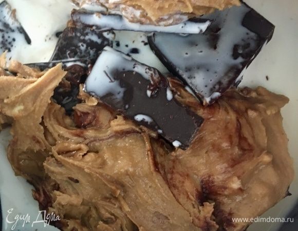 Теперь займемся арахисовым слоем на арахисовой пасте. Для этого прямо в тот же сотейник, где топился шоколад, отправляем опять поломанный темный шоколад, арахисовую пасту и молоко тоже растапливаться. 