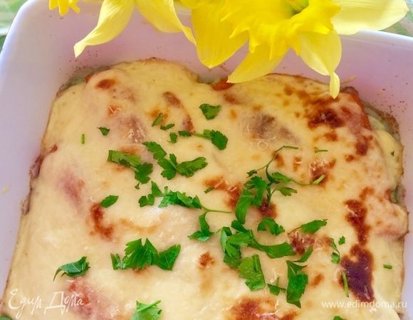 Запеканку достать из духовки и сразу же подавать.