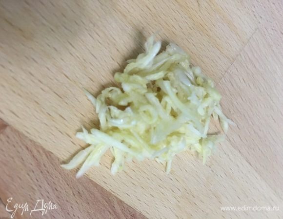 На мелкой терке натереть чеснок.