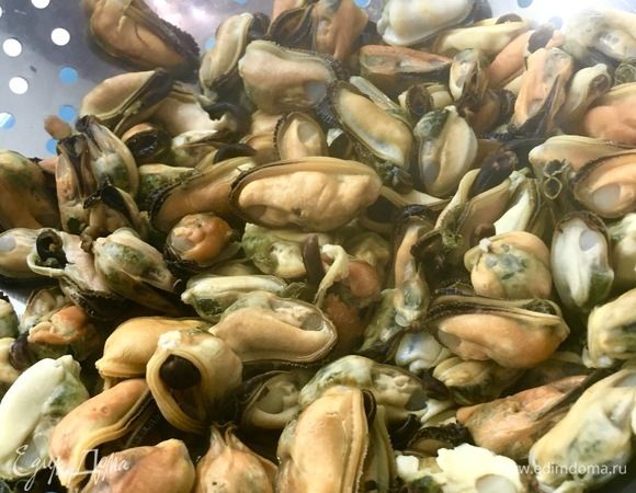 Одновременно в 3-х разных емкостях отварить чищенные мидии ТМ «Магуро», кальмары и 3 мидии в ракушках. Все указанные морепродукты перед приготовлением следует разморозить.