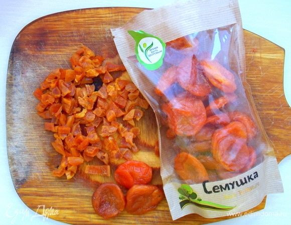 Курагу вымыть в горячей воде и порезать на небольшие кусочки. Если курага жесткая то нужно подержать их какое то время в горячей воде. Но с курагой от ТМ «Семушка» этого не требуется.