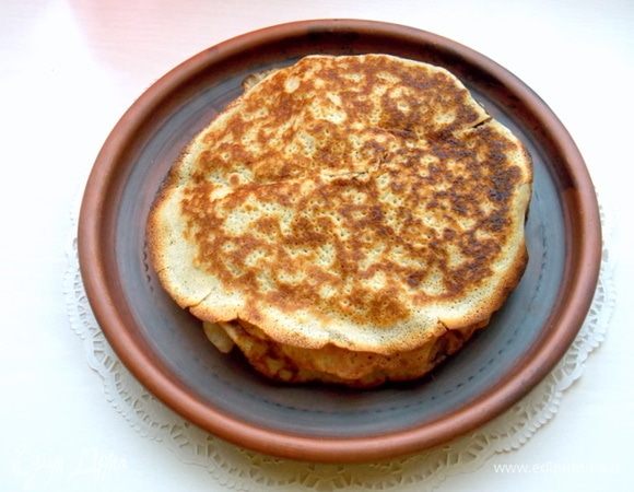 В небольшом количестве теплого молока развести дрожжи и сахар. Дать постоять  до появления шапочки. Это примерно 15 мин. Соединить все для теста, перемешать до однородной массы. Дать постоять 20 минут и испечь тонкие блинчики.
