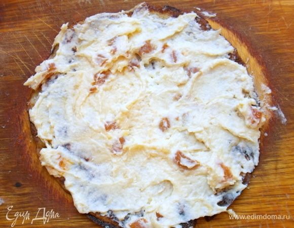 На каждый блин намазать творожную массу.