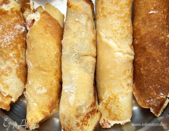 И каждый намазанный блин скрутить в рулетик. Уложить в смазанную маслом и обсыпанную манкой форму.