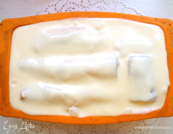 Для заливки нужно смешать яйца, сметану, сахар, муку и ванильный сахар. Все взбить и залить блины так, чтобы она прошла до самого дна и заполнила все пустоты.