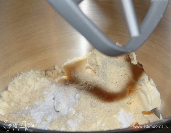 В чаше миксера смешиваем с помощью насадки «лист» масло, сахарную пудру, миндальную муку, соль и ваниль. 