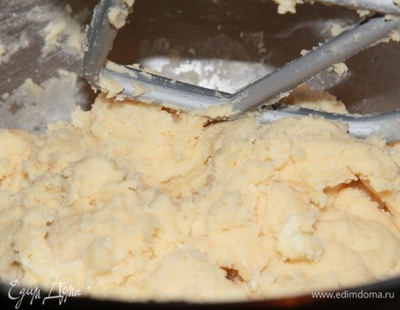 И муку в последнюю очередь. Быстро вымешиваем.