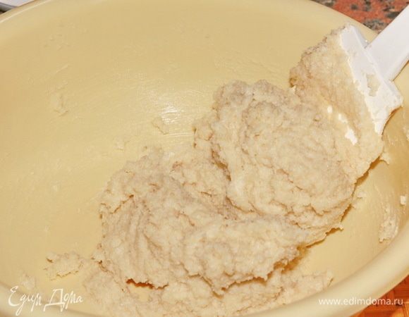 Сначала смешиваем в миске масло, сахар, миндальную муку.