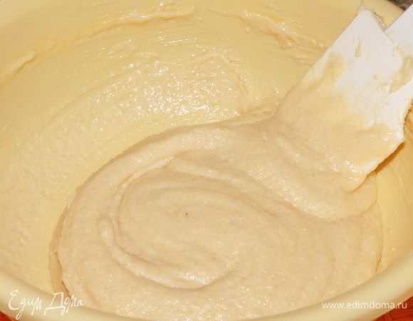 По одному вводим яйца и тщательно вымешиваем до получения однородной смеси.