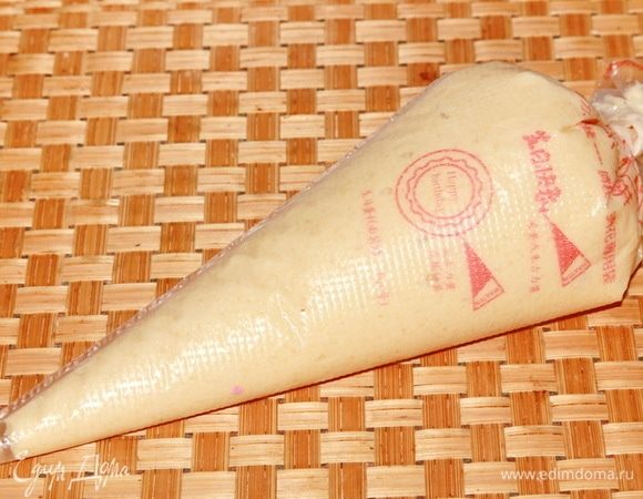 Выкладываем в кондитерский мешок и отправляем в холодильник.