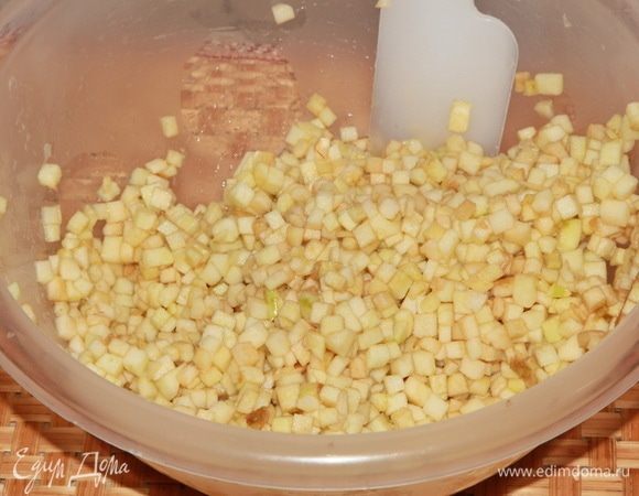 Для компоте чистим яблоки и нарезаем их на кубики 3х3 мм, естественно приблизительно. Чем мельче нарежете яблоки, тем интереснее они будут в десерте. Из лимона выжимаем сок и смешиваем с яблоками. В кастрюлю с толстым дном буквально «на смочить дно» наливаем воды, даем ей хорошо прогреться и выкладываем яблоки.