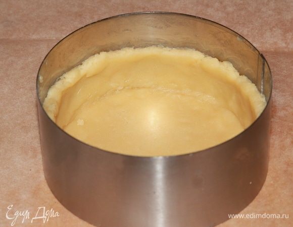 Быстро опускаем тесто в кольцо, одновременно вращая его и помогая пальцами тесту опуститься. Вариант «отдельно донышко — отдельно бортики» здесь не получится, потому как во время выпечки, как бы мы тщательно не склеивали тесто между собой, будет вытекать начинка. А нам ведь нужно не только вкусно, но и красиво. Конечно, в этом случае нужна некоторая сноровка, но у вас все получится. У вас и не такое получалось! Подрезаем излишнее тесто. Подготовленные будущие тарты в кольцах отправляем в холодильник на 1 день для заветривания. 