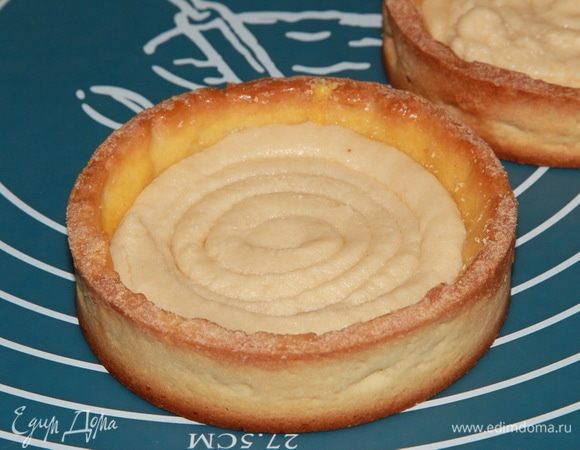 Выкладываем при помощи кондитерского мешка миндальный крем.