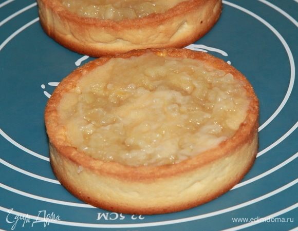 И яблочное компоте вровень с краем бортиков.