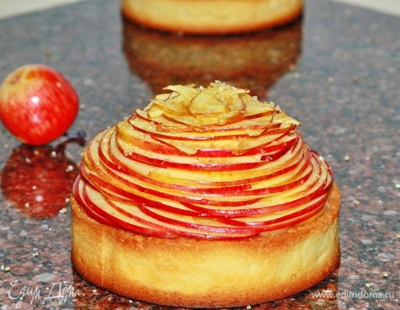Вот такая красота должна у вас получиться. Охладите в холодильнике, чтобы крем внутри застыл и угощайте своих родных и близких. Смачного!