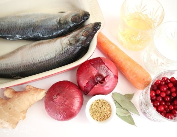 Постарайтесь выбрать для этого рецепта жирную крупную сельдь. Приготовить все необходимое. Бруснику заранее вынуть из морозильной камеры.