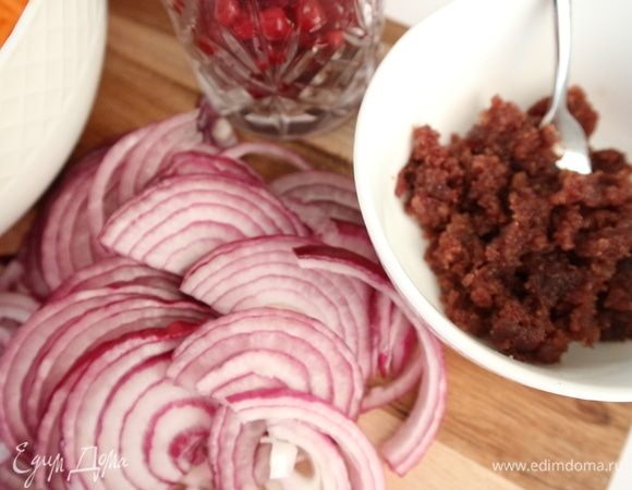 Лук почистить, порезать тонкими полукольцами, с икры снять пленку, размять вилкой.