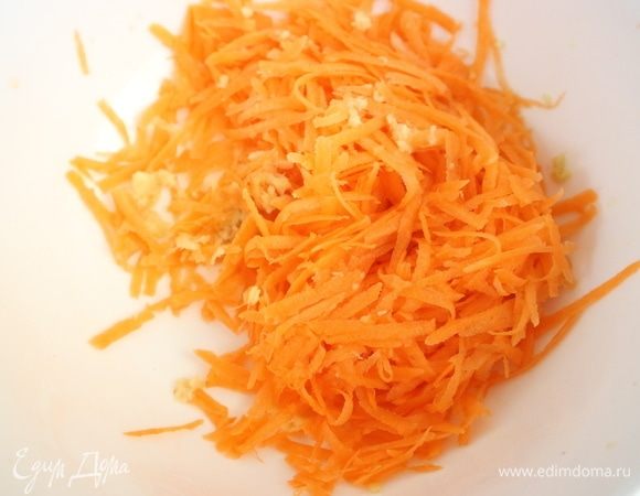 Морковь почистить, отрезать кусочек хрена, имбиря (имбирь по желанию), натереть на мелкой терке, морковь — на крупной.