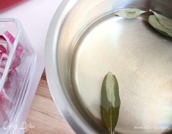 Вскипятить воду с белым винным уксусом, сахаром, лавровым листом. Сахар должен раствориться полностью, поэтому пусть покипит раствор пару минут. Дать остыть примерно до 40-37°С.