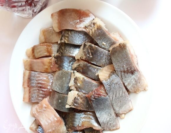 Разделанную на филе сельдь порезать на кусочки.