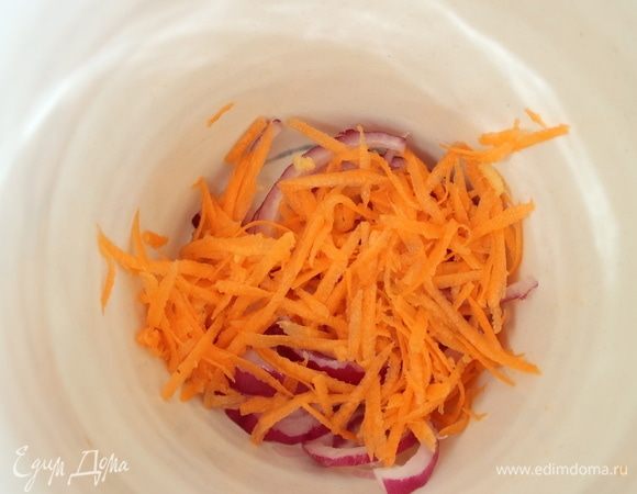 Уложить слоями в керамическую или глиняную посуду. Сначала лук, затем морковь с хреном и имбирем.