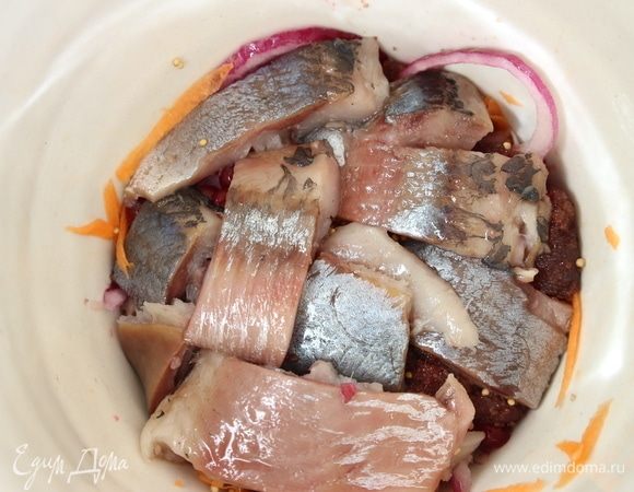 Кусочки филе сельди в один слой. 