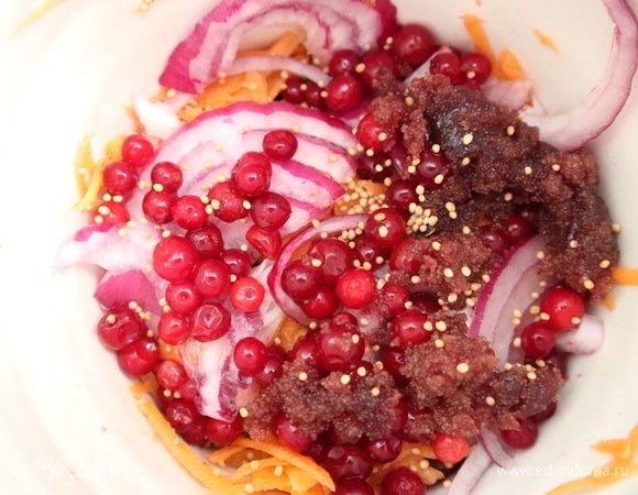 Слои повторяются, не забудьте добавлять понемногу селедочной икры. 