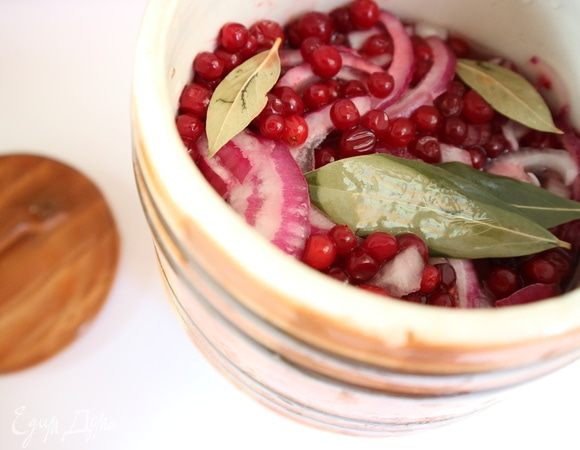 Небольшая кадушечка заполнена,  верхний слой — из овощей и брусники. Заливаем маринадом, он должен полностью покрыть содержимое. Накрыть крышкой. Убрать в холодильник минимально на два дня, лучше 3-4 дня. 