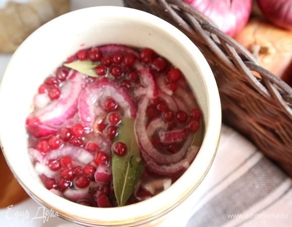 Маринованная в бруснике сельдь готова. Можно подавать к столу.