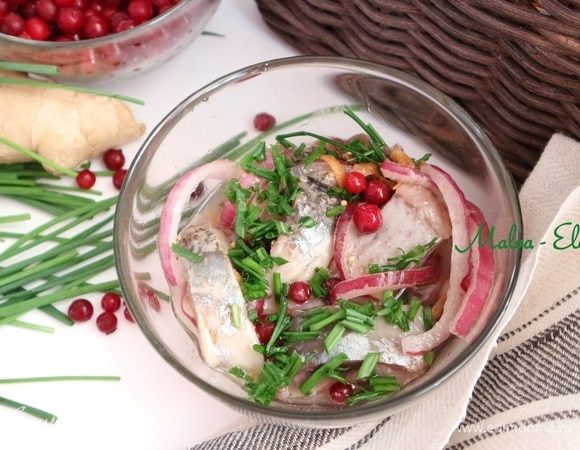 Добавить при подаче растительное масло, мелко порезанный шнитт-лук.