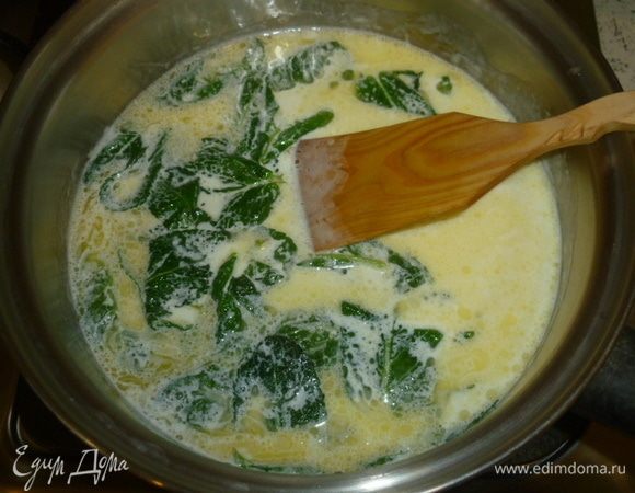 Сливки с мятой довести до кипения. Добавить масло, перемешать, чтобы масло полностью разошлось. 