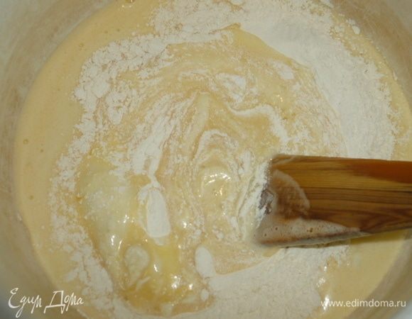 К яйцам добавить просеянную с разрыхлителем муку и щепотку соли. 
