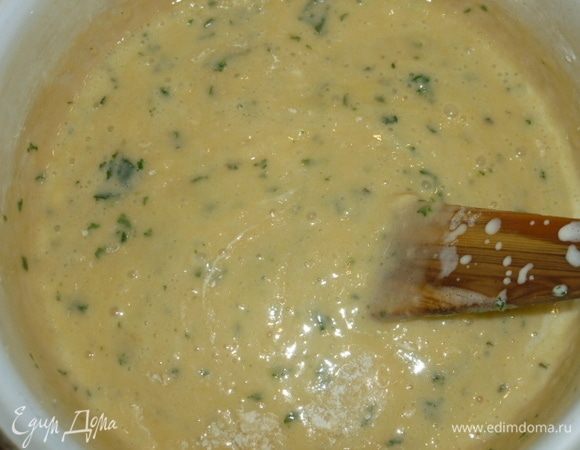 Добавить мятные сливки, перемешать. Духовку разогреть до 160°С. Перелить тесто в смазанную маслом форму для кекса. Поставить в духовку на 40-50 минут. Готовность проверить зубочисткой, она должна выйти сухой. 