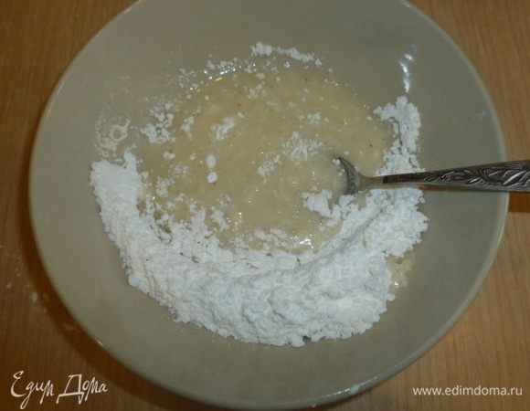 Для глазури просеять сахарную пудру в миску, по чуть-чуть добавлять сок лайма, чтобы получилась довольно густая консистенция.
