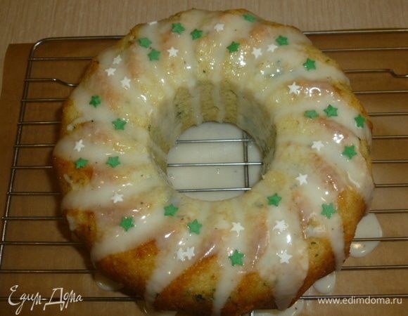 Когда кекс полностью остынет, нанести глазурь.
