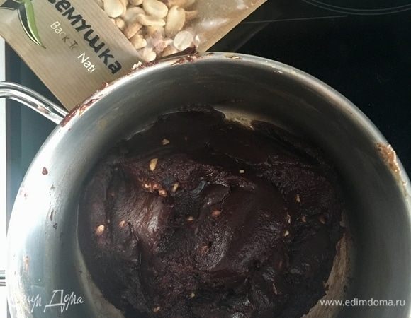 Также я добавила в этот момент еще арахиса, меленько порубив его. Ну любим мы орешки да побольше...🤣Остужаем крем при комнатной температуре полностью.