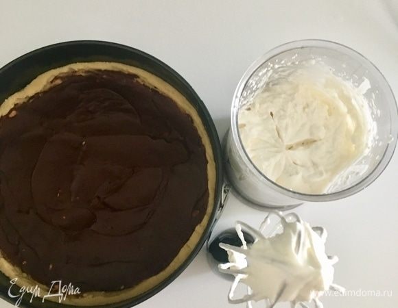 Пока крем остывает, сливки взбиваем до устойчивого состояния.