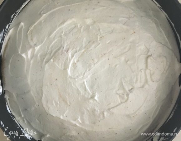 Последний слой — ванильно-сливочный. Здесь все просто: сливки плюс сахарная пудра и ванильный сахар. Взбить до устойчивого состояния и нанести на ореховый крем.