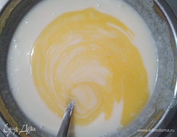 Сметану с сахаром взбить венчиком, добавить растопленное и немного остывшее сливочное масло. Перемешать до полного растворения сахара. 