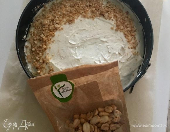 Украшаем по желанию и вкусу. Не судите строго, мои любимые девочки, у меня с декором пока тяжко.☹️ Только учусь... Поэтому украсила просто рубленным арахисом и шоколадными бусинками и в холодильник.