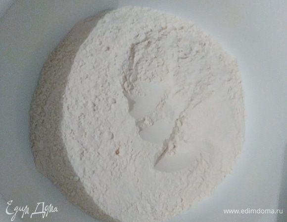 Смешать муку и разрыхлитель. 3 столовые ложки смеси отложить.