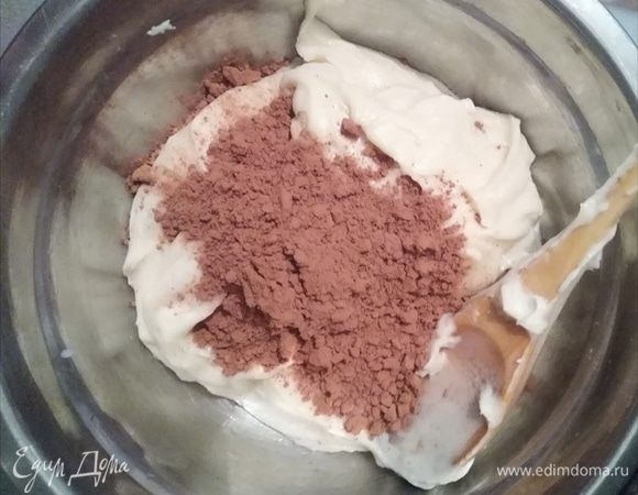 Тесто разделить на 2 равные части. В одну часть добавить какао. Хорошо перемешать. 