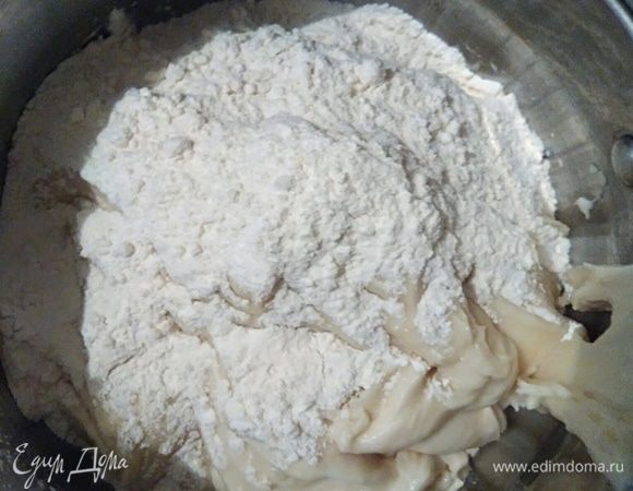В другую отложенную муку. Хорошо перемешать. 