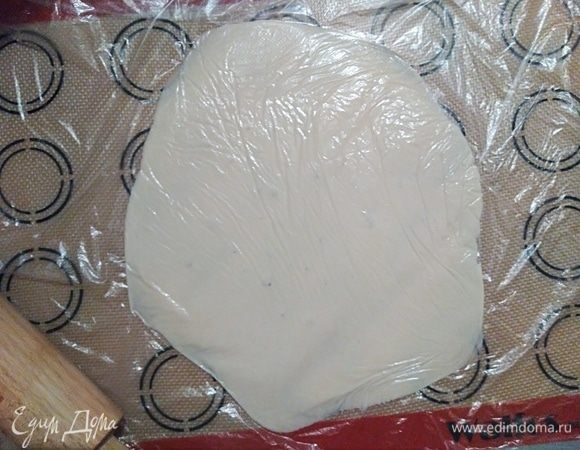 Духовку разогреть до 200°С. 
Каждую часть теста разделить на 4 равные части. На силиконовый коврик или хорошую пекарскую бумагу с силиконовым покрытием поместить 1/4 часть теста. Накрыть пищевой пленкой или целлофановым пакетом и аккуратно раскатать. Пленку убрать, аккуратным движением. Чтобы было легче работать, я смочила руки водой и протерла пленку и коврик (совсем чуть-чуть).