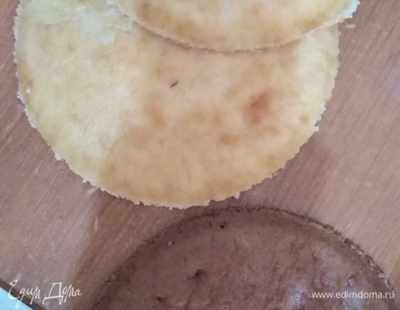 Выпекать каждый корж по 8-10 минут. Пока корж горячий обрезать по форме или тарелке, диаметром 18 см. Коржи полностью остудить. 