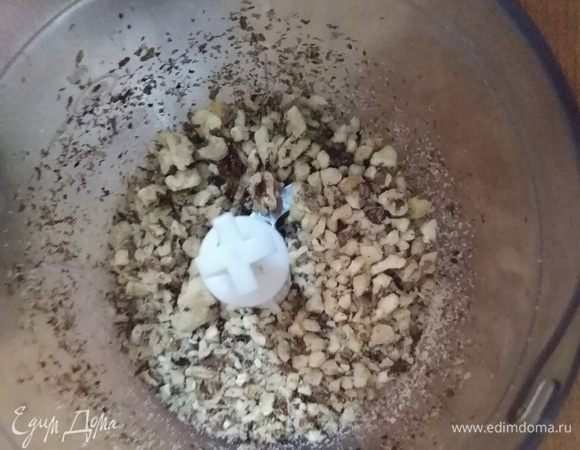 Орехи измельчить в среднюю крошку. 