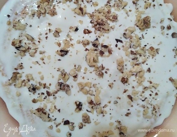 Промазать остывшие коржи сметанным кремом, присыпать грецкими орехами, чередуя темные и светлые. Бока торта тоже промазать кремом. Обрезки от коржей подсушить в духовке и измельчить. 